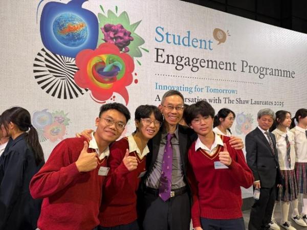 Students took a photo with Professor Ming-Chung Chu, Council Member of The Shaw Prize.