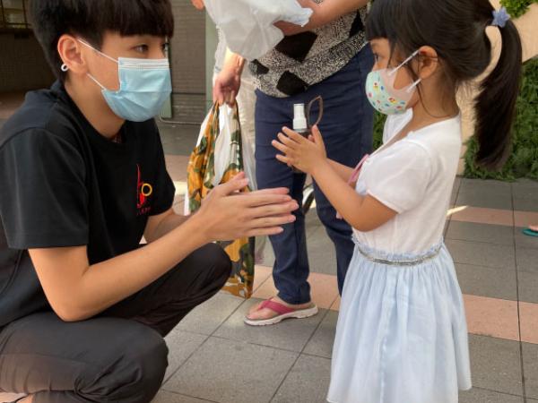 F.4 Service-Learning Program 2020-2021_students distribute their hand-made disinfection spray