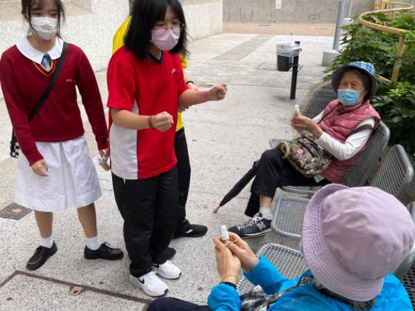 F.4 Service-Learning Program 2020-2021_students distribute their hand-made disinfection spray