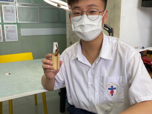 F.4 Service-Learning Program 2020-2021_students distribute their hand-made disinfection spray