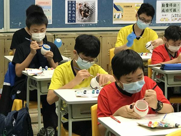 中國歷史科與中國語文科合作,舉辦中國歷史文化周。學生透過「中國歷史文化藝術手作學習包」,製作包括彩繪陶瓷、皮影戲、青銅器拼貼、油紙傘和臉譜等。學生專注投入,既能發揮創意,又能加深認識中國傳統歷史及文化。 中國歷史科與中國語文科合作,舉辦中國歷史文化周。學生透過「中國歷史文化藝術手作學習包」,製作包括彩繪陶瓷、皮影戲、青銅器拼貼、油紙傘和臉譜等。學生專注投入,既能發揮創意,又能加深認識中國傳統歷史及文化。