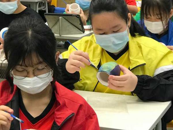中國歷史科與中國語文科合作,舉辦中國歷史文化周。學生透過「中國歷史文化藝術手作學習包」,製作包括彩繪陶瓷、皮影戲、青銅器拼貼、油紙傘和臉譜等。學生專注投入,既能發揮創意,又能加深認識中國傳統歷史及文化。 中國歷史科與中國語文科合作,舉辦中國歷史文化周。學生透過「中國歷史文化藝術手作學習包」,製作包括彩繪陶瓷、皮影戲、青銅器拼貼、油紙傘和臉譜等。學生專注投入,既能發揮創意,又能加深認識中國傳統歷史及文化。