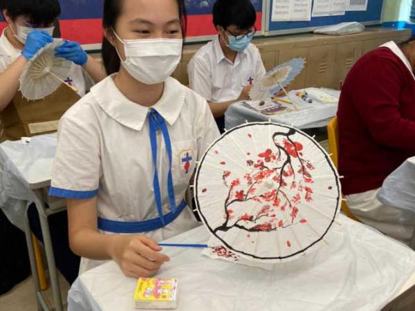 中國歷史科與中國語文科合作,舉辦中國歷史文化周。學生透過「中國歷史文化藝術手作學習包」,製作包括彩繪陶瓷、皮影戲、青銅器拼貼、油紙傘和臉譜等。學生專注投入,既能發揮創意,又能加深認識中國傳統歷史及文化。 中國歷史科與中國語文科合作,舉辦中國歷史文化周。學生透過「中國歷史文化藝術手作學習包」,製作包括彩繪陶瓷、皮影戲、青銅器拼貼、油紙傘和臉譜等。學生專注投入,既能發揮創意,又能加深認識中國傳統歷史及文化。