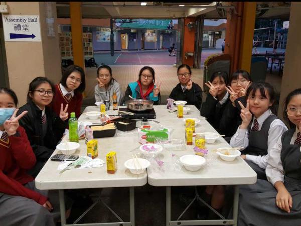 上學期考試剛結束，同學終於可以輕鬆聯誼，相聚於中國歷史學會火鍋聚會。(01/2020)