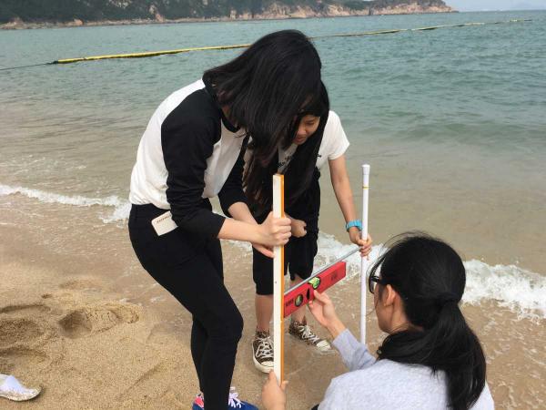 18-19 Cheung Chau Coastal Study - Observing the height difference along the beach