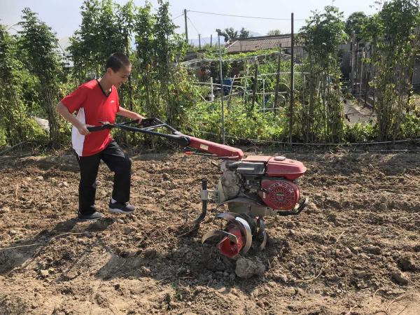 19-20 Visit Organic Farm - Learning to use a farming machine