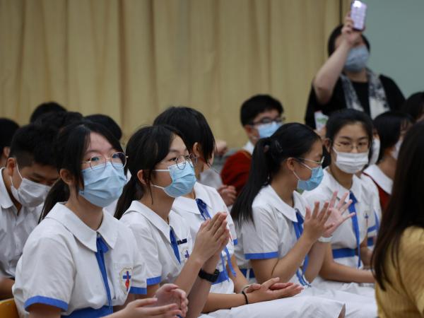 普通話周 (午間讚美會，老師、學生投入敬拜)